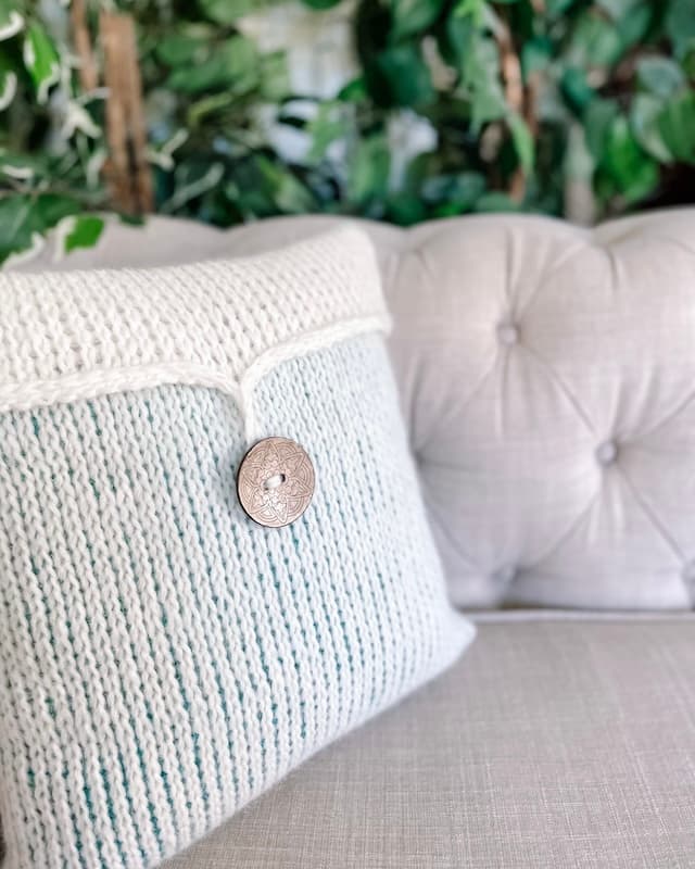Reversible Pillow with Cozy Jumbo Yarn - Free Crochet Pattern  Crochet  pillow cases, Jumbo yarn, Crochet pillow case pattern